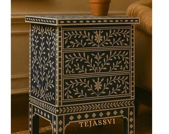 Mesita de noche de tres cajones con incrustaciones de hueso / Lámpara con incrustaciones de hueso hecha a mano, mesa auxiliar / mesita de noche / Cómoda de tres cajones con incrustaciones de hueso.