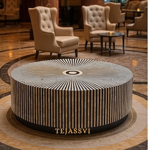 Puede incluir: Una mesa de centro redonda con un diseño de rayas blancas y negras. La parte superior presenta un patrón radial que emana de un círculo central. La base es negra y el texto "TEJASSVI" es visible en la base.