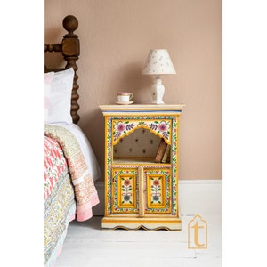 Handgemaakt handgeschilderd nachtkastje in crème en geel, woondecoratietafel, slaapkamertafel, bijzettafel, Indiaas, Marokkaans beschilderd meubilair.