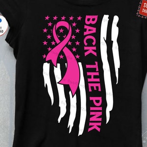 Puede incluir: Una cinta rosa superpuesta a una bandera estadounidense desgastada con el texto "BACK THE PINK" en letras rosas.