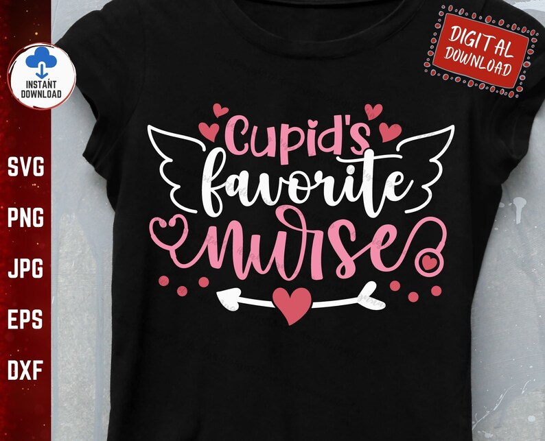 以下が含まれることがあります： 白い文字で「Cupid's favorite nurse」と書かれた黒いTシャツ。ピンクのハートと羽根が付いています。