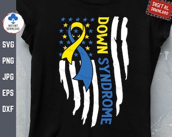 Może przedstawiać: Czarny T-shirt z przetartym wzorem amerykańskiej flagi z żółto-niebieską wstążką. Tekst "DOWN SYNDROME" jest napisany pionowo na fladze.