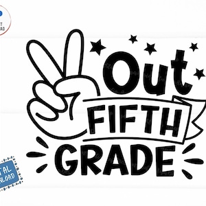 Op de afbeelding: Zwart-wit grafisch ontwerp met een vredesteken en de tekst "Outta Fifth Grade".