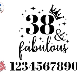 以下が含まれることがあります： 「38 & fabulous」というテキストと、数字の38の上に王冠が描かれた白黒のグラフィックデザイン。デザインは小さな星で囲まれています。数字の1234567890はデザインの下にあります。