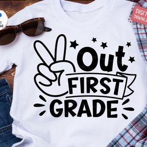 Puede incluir: Dise&ntilde;o gr&aacute;fico en blanco y negro con una mano haciendo el signo de la paz con el texto "Out First Grade" y estrellas.