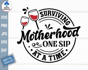 Può includere: Grafica in bianco e nero con il testo "Surviving Motherhood One Sip At A Time". Due bicchieri di vino con vino rosso sono raffigurati sopra il testo.