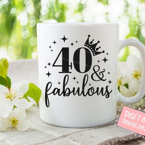 Puede incluir: Taza de cer&aacute;mica blanca con un dise&ntilde;o negro que dice "40 & fabuloso" con una corona sobre el n&uacute;mero 40 y estrellas alrededor del texto.