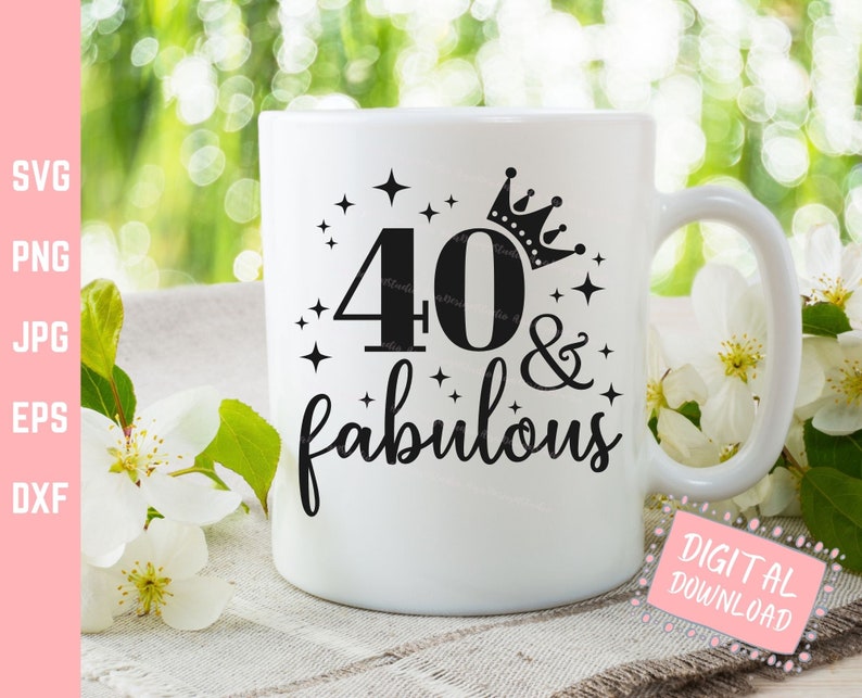 Puede incluir: Taza de cer&aacute;mica blanca con un dise&ntilde;o negro que dice "40 & fabuloso" con una corona sobre el n&uacute;mero 40 y estrellas alrededor del texto.