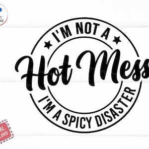 Puede incluir: Diseño gráfico en blanco y negro con un círculo y el texto "No soy un desastre caliente, soy un desastre picante".