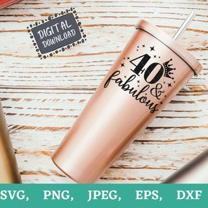Puede incluir: Un vaso de color rosa dorado con un dise&ntilde;o negro que dice "40 & fabuloso" con una corona y estrellas.