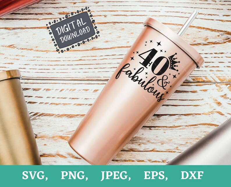 Puede incluir: Un vaso de color rosa dorado con un dise&ntilde;o negro que dice "40 & fabuloso" con una corona y estrellas.