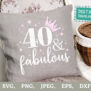 Puede incluir: Una almohada gris con el texto "40 & fabulous" en blanco con una corona rosa y estrellas. La almohada est&aacute; sobre una superficie blanca.