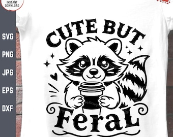 Puede incluir: Ilustración en blanco y negro de un lindo mapache sosteniendo una taza de café. El texto "Cute But Feral" está escrito sobre el mapache.