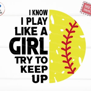 Op de afbeelding: Zwarte en witte tekst op een witte achtergrond met een gele softbal met rode naden. De tekst luidt "Ik weet dat ik speel als een meisje, probeer bij te blijven".