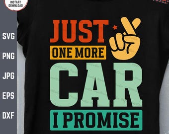 Könnte beinhalten: Ein schwarzes T-Shirt mit einem Retro-Grafikdesign, auf dem "Just one more car I promise" steht, mit einer Handgeste eines kleinen Finger-Versprechens.
