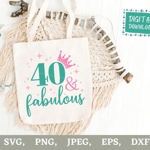 Puede incluir: Una bolsa de tela blanca con un dise&ntilde;o verde azulado que dice "40 & fabuloso" con una corona rosa sobre el n&uacute;mero 40. El dise&ntilde;o est&aacute; rodeado de estrellas rosas.
