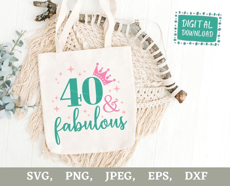 Puede incluir: Una bolsa de tela blanca con un dise&ntilde;o verde azulado que dice "40 & fabuloso" con una corona rosa sobre el n&uacute;mero 40. El dise&ntilde;o est&aacute; rodeado de estrellas rosas.