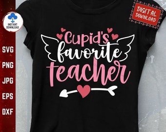 以下が含まれることがあります： ピンクのデザインが施された黒いTシャツで、「Cupid's favorite teacher」という文字と、白い矢印とピンクのハートが描かれています。