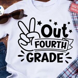 Op de afbeelding: Een wit T-shirt met een zwart ontwerp met de tekst "Out Fourth Grade" met een vredesteken en sterren.