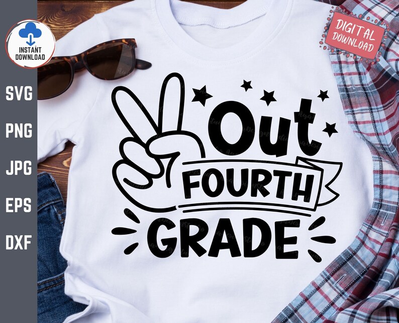 Op de afbeelding: Een wit T-shirt met een zwart ontwerp met de tekst "Out Fourth Grade" met een vredesteken en sterren.