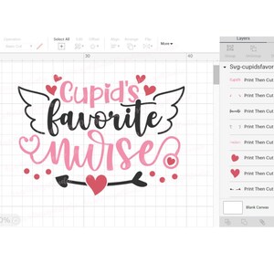 以下が含まれることがあります： ハートと矢印のデザインで、「Cupid's favorite nurse」というテキストが書かれたピンクと黒のグラフィックデザインです。