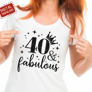 Puede incluir: Camiseta blanca con texto negro que dice "40 & fabuloso" con una corona sobre el n&uacute;mero 40 y estrellas alrededor del texto.