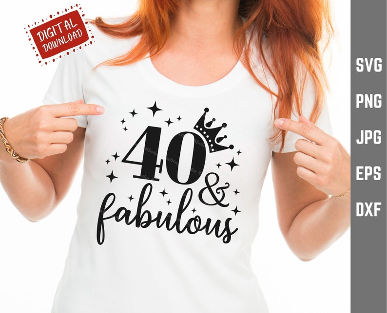 Puede incluir: Camiseta blanca con texto negro que dice "40 & fabuloso" con una corona sobre el n&uacute;mero 40 y estrellas alrededor del texto.