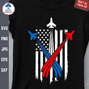 Könnte beinhalten: Ein digitales Design mit einer abgenutzten amerikanischen Flagge mit drei Flugzeugen, die in Formation fliegen. Die Flugzeuge sind rot, weiß und blau, und die Flagge ist weiß mit roten und blauen Streifen.