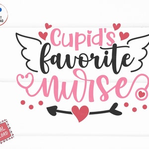 以下が含まれることがあります： ピンクと黒のグラフィックデザインで、「Cupid's favorite nurse」というテキストが、翼、ハート、矢印で飾られています。
