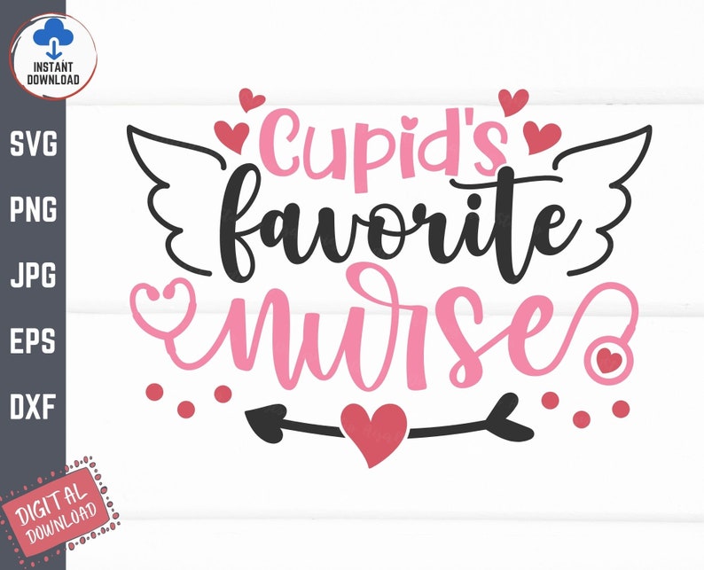 以下が含まれることがあります： ピンクと黒のグラフィックデザインで、「Cupid's favorite nurse」というテキストが、翼、ハート、矢印で飾られています。