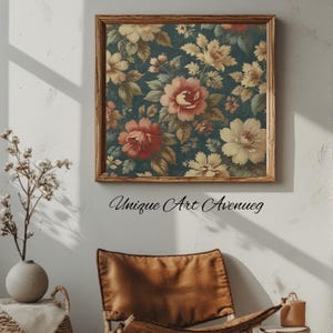 Peut inclure: Impression florale encadrée avec un motif botanique vintage. L'œuvre présente un fond bleu canard foncé avec de grandes fleurs détaillées dans des tons de rouge, crème et jaune. Le cadre est en bois. Le texte "Unique Art Avenueg" est en dessous.