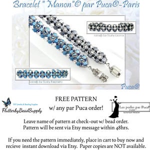 Puede incluir: Un brazalete de cuentas azules y plateadas con un cierre. El brazalete se llama "Manon" y está hecho por Puca. La imagen incluye el texto "FREE PATTERN w/ any par Puca order!"