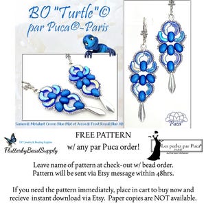 Può includere: Un paio di orecchini blu e argento con un design a forma di tartaruga. Gli orecchini sono realizzati con piccole perline e sono appesi a ganci d'argento. Il testo "BO "Turtle" par Puca®-Paris" è visibile nell'immagine.