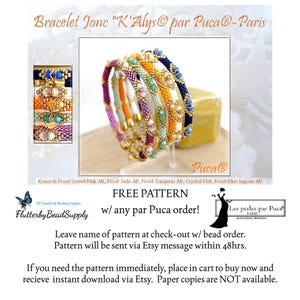 Può includere: Primo piano di cinque braccialetti colorati con perline e dettagli dorati. I braccialetti sono disposti in cerchio e sono esposti su un supporto bianco. Il testo "Bracelet Jonc "K'Alys© par Puca®-Paris" è in alto nell'immagine. Il testo "FREE PATTERN w/ any par Puca order!" è al centro dell'immagine. Il testo "Leave name of pattern at check-out w/ bead order. Pattern will be sent via Etsy message within 48hrs." è sotto il testo al centro. Il testo "If you need the pattern immediately, place in cart to buy now and recieve instant download via Etsy. Paper copies are NOT available." è in basso nell'immagine.