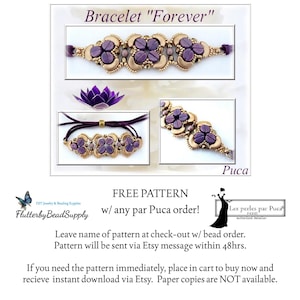 Könnte beinhalten: Ein violettes und goldenes Armband mit der Aufschrift "Forever". Das Armband ist aus Puca-Perlen gefertigt und mit einem kostenlosen Muster erhältlich.