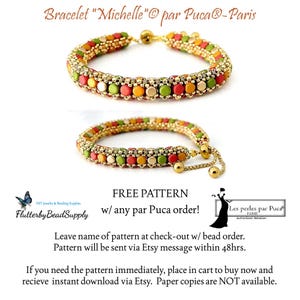 Może przedstawiać: Złota bransoletka z czerwonymi, zielonymi i żółtymi koralikami. Bransoletka wykonana jest z małych koralików nasiennych i większych okrągłych koralików. Bransoletka ma przesuwany zamek.