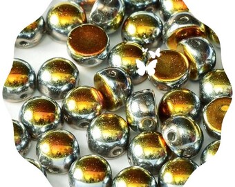 Könnte beinhalten: Eine Sammlung glänzender, metallischer Perlen in Silber- und Goldtönen. Die runden Perlen haben ein Loch zum Auffädeln und reflektieren das Licht, wodurch ein schimmernder Effekt entsteht. Diese Perlen eignen sich ideal für Schmuckherstellung und Bastelarbeiten.