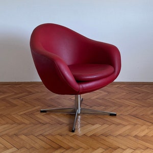 Vintage Red Egg Chair / Mid Century Modern Swivel Chair / Swing Chair / Upholstered Designer Armchair / Office Chair / Italy / 1970s