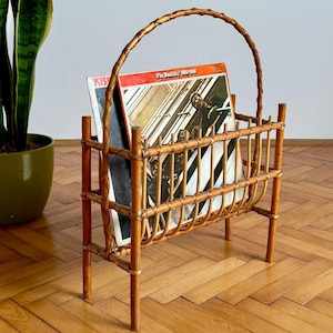 Vintage 80s Bamboo Rattan Magazine Rack Table Retro Mid Century Boho / Magazine Rack / Newspaper Holder / Magazine holder/ 1980