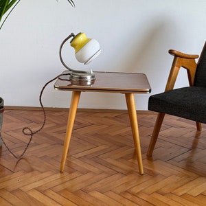 Vintage kleiner Beistelltisch aus Holz / Sofatisch / Nachttisch / Rockabilly Blumenständer / Blumenständer / 1950er / 1960er Jahre