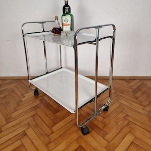 Halverwege de eeuw moderne opvouwbare witte en zilveren serveerbarwagen / vintage opvouwbare bartrolley / eet- en drinktrolley / Italië / jaren 1970