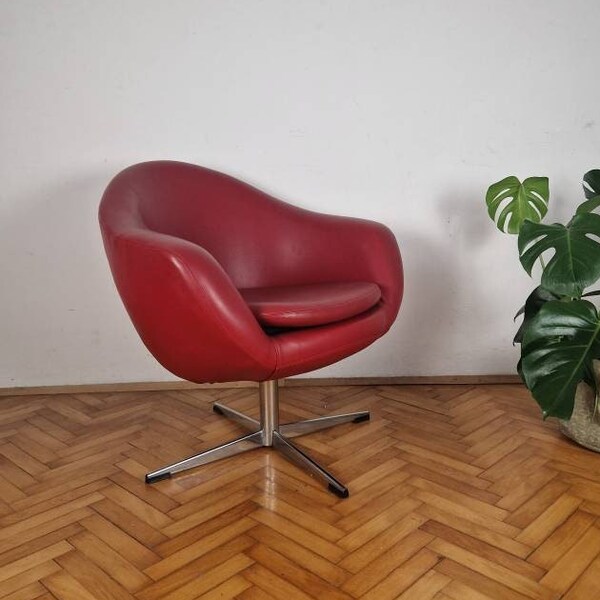 Milieu du siècle / Fauteuils rouges simples pivotants / Egg Chair / Chaise de bureau / Salon / Chaise rouge / Chaises design / Fabriqué en Italie / Années 70