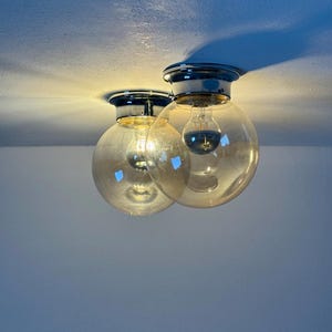 Plafonnier ou applique murale vintage / Lampe en chrome et verre fumé / Lampe globe ronde moderne du milieu du siècle / Plafonnier / Années 1970