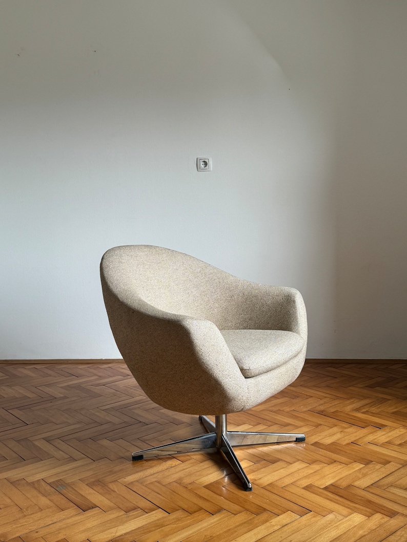 Milieu du siècle / fauteuils simples pivotants / egg chair / STOL KAMNIK / fauteuil de bureau / de salon / chaise beige / chaises design / Yougoslavie image 3