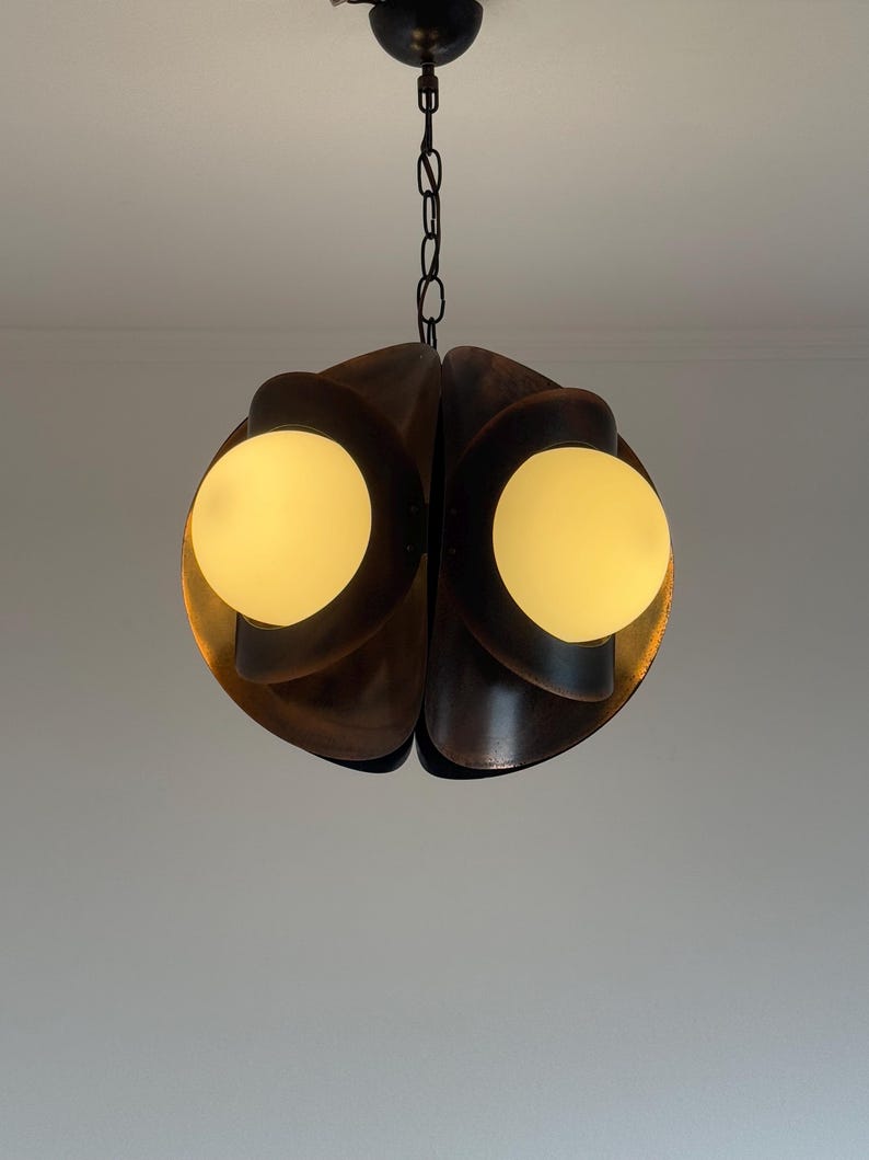 Puede incluir: Una l&aacute;mpara colgante de estilo moderno de mediados de siglo con forma esf&eacute;rica. La l&aacute;mpara est&aacute; hecha de madera marr&oacute;n oscura y presenta dos globos de vidrio blanco esmerilado.