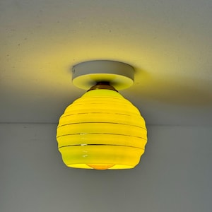 Kinkiet w kolorze miętowo-zielonym z żebrowanym szkłem ze złotymi paskami / lampa ścienna lub sufitowa w stylu art déco / wyprodukowana w Jugosławii / lata 60. XX wieku