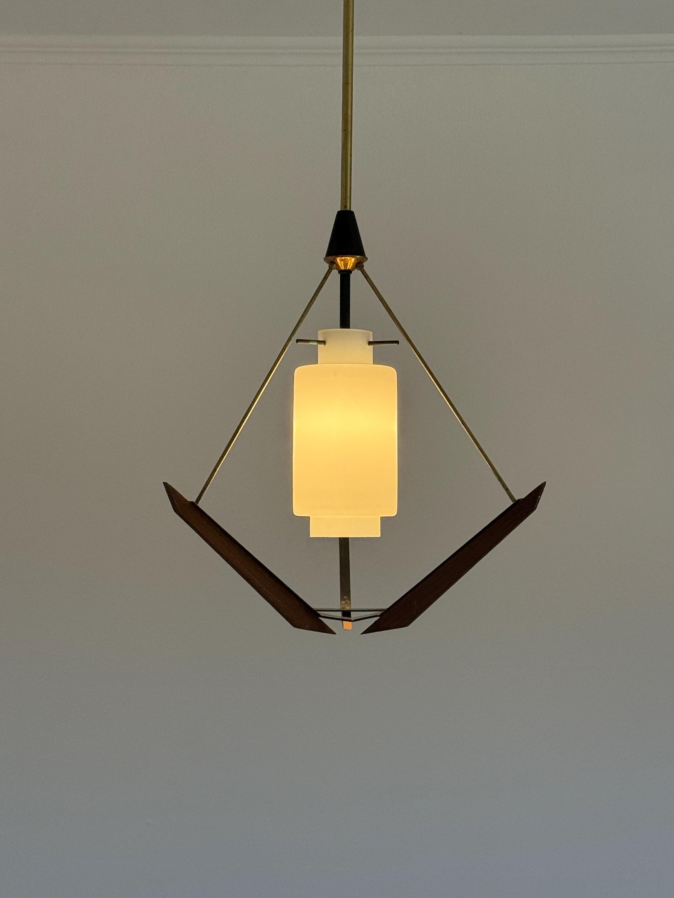 Vintage hanglamp in stilnovo-stijl / kroonluchter van opaline glas en messing / Italiaanse plafondlamp uit het midden van de eeuw / jaren 1950