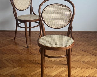 1 of 2 Brown vintage Thonet style dining chair / mid-century bentwood chair / wooden bistro chair / rattan chair / made in Yugoslavia 1970s