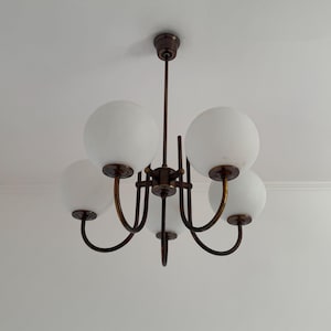 Lustre vintage à 5 branches en bronze et cuivre / Lampe à suspension Mid-Century avec globes en verre blanc / Plafonnier rétro / Yougoslavie / Années 1970