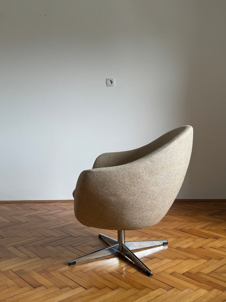 Milieu du siècle / fauteuils simples pivotants / egg chair / STOL KAMNIK / fauteuil de bureau / de salon / chaise beige / chaises design / Yougoslavie image 5